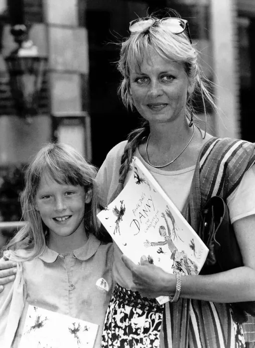 Framed Print : Twiggy model with daughter Carly at the NSPCC Charity Premiere of Roald Dahls Danny