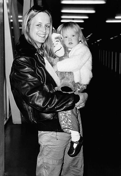 Twiggy model holding her daughter Carly in her arms