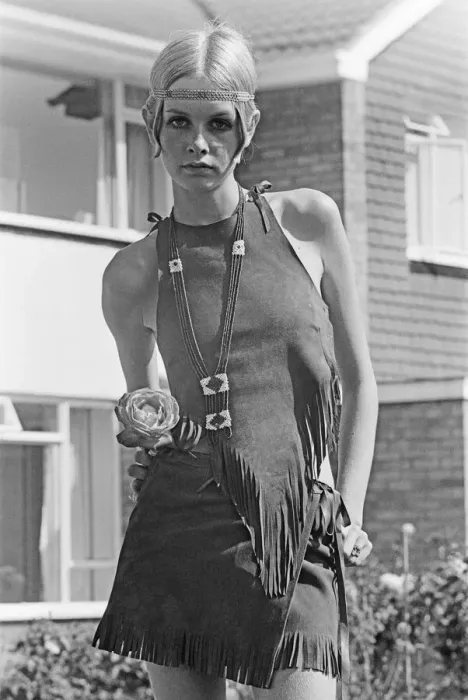 Framed Print : Twiggy, (real name Lesley Hornby) English model, seen in a Hippie gear outfit Framed Print : Twiggy, (real name Lesley Hornby) English model, seen in a Hippie gear outfit