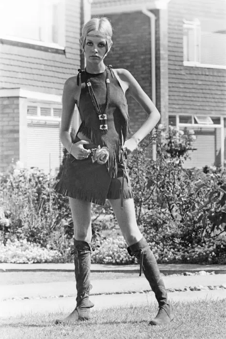 Framed Print : Twiggy, (real name Lesley Hornby) English model, seen in a Hippie gear outfit Framed Print : Twiggy, (real name Lesley Hornby) English model, seen in a Hippie gear outfit