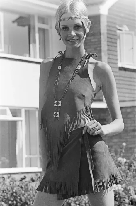 Framed Print : Twiggy, (real name Lesley Hornby) English model, seen in a Hippie gear outfit Framed Print : Twiggy, (real name Lesley Hornby) English model, seen in a Hippie gear outfit