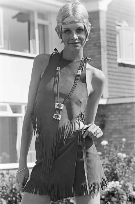 Framed Print : Twiggy, (real name Lesley Hornby) English model, seen in a Hippy gear outfit