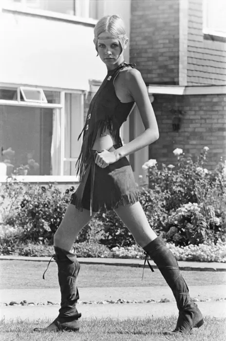 Framed Print : Twiggy, (real name Lesley Hornby) English model, seen in a Hippy gear outfit Framed Print : Twiggy, (real name Lesley Hornby) English model, seen in a Hippy gear outfit
