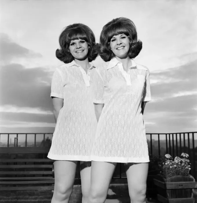 Framed Print : Twin sisters Tamara and Samantha Mallett have both entered the same Beauty Contest to Framed Print : Twin sisters Tamara and Samantha Mallett have both entered the same Beauty Contest to