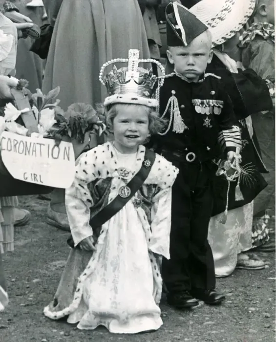 Framed Print : Twins aged three Heather Garrett as the Queen and brother Stephen as the Duke of