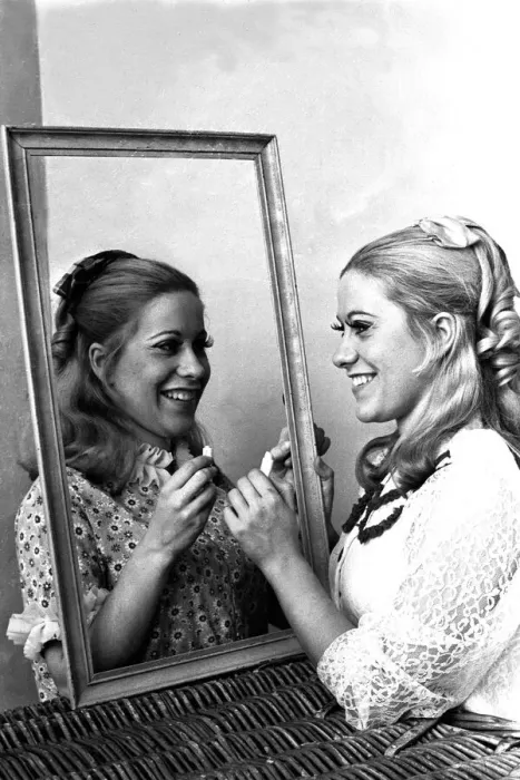 Framed Print : Twins Jenni and Jaqui Chitty, appear in the pantomime The World of Jamie at Newcastle Framed Print : Twins Jenni and Jaqui Chitty, appear in the pantomime The World of Jamie at Newcastle