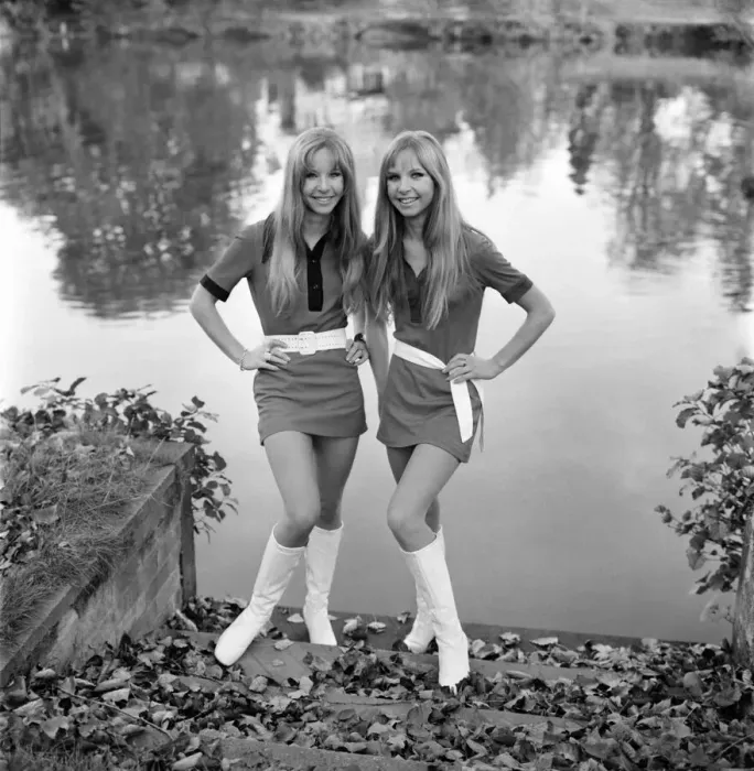 Framed Print : Twins Jullette and Gillian King are fussy about the modelling assignments they take Framed Print : Twins Jullette and Gillian King are fussy about the modelling assignments they take