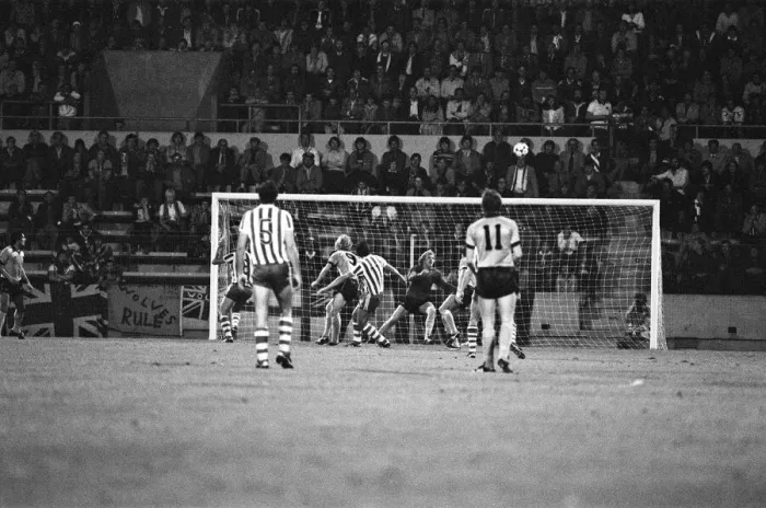 Framed Print : UEFA Cup 1st Round 1st Leg, PSV Eindhoven 3 - 1 Wolverhampton Wanderers Framed Print : UEFA Cup 1st Round 1st Leg, PSV Eindhoven 3 - 1 Wolverhampton Wanderers