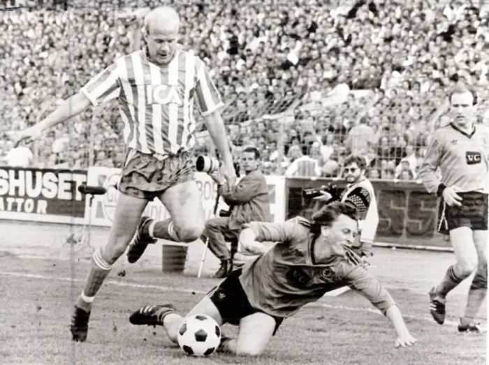 Framed Print : Uefa Cup Final First Leg in Gothenburg May 1987 Gothenburg 1 v Dundee United 0 Framed Print : Uefa Cup Final First Leg in Gothenburg May 1987 Gothenburg 1 v Dundee United 0