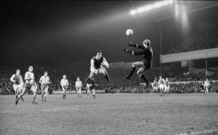 Framed Print : UEFA Inter City Fairs Cup Third round first leg match at Highbury Arsenal 4 v SK Framed Print : UEFA Inter City Fairs Cup Third round first leg match at Highbury Arsenal 4 v SK