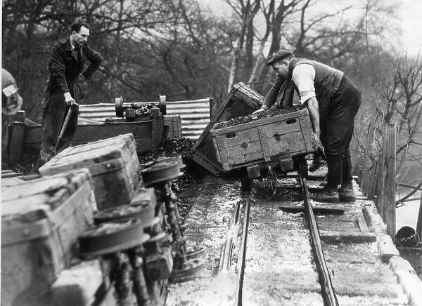 Unloading the tubs at Eltringham Colliery, Prudhoe. January 1949