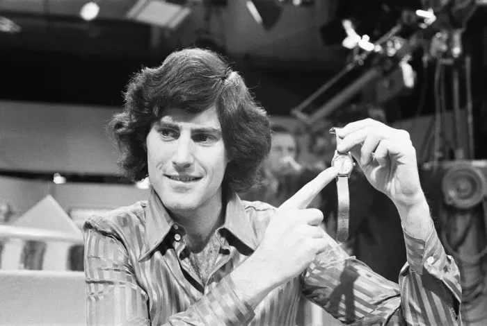 Framed Print : Uri Geller, Illusionist, 1st November 1974 Framed Print : Uri Geller, Illusionist, 1st November 1974