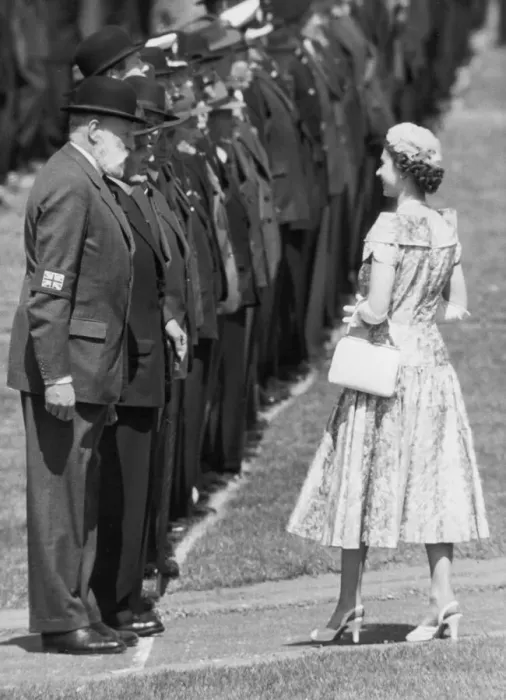 Framed Print : V. Cs Parade in Hyde Park. The Queen talks to some of the veterans during her Framed Print : V. Cs Parade in Hyde Park. The Queen talks to some of the veterans during her