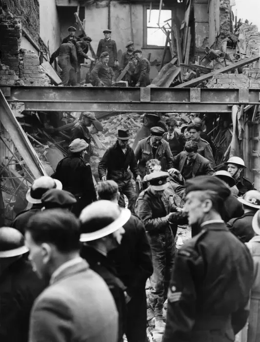 Framed Print : V1 Flying bomb damage at East Lane, Walworth. Man rescued from debris quite conscious