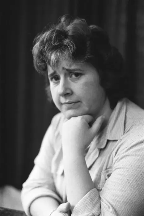 Framed Print : Val McDermid, Sunday People Journalist, 4th February 1981. House Sale Story Framed Print : Val McDermid, Sunday People Journalist, 4th February 1981. House Sale Story