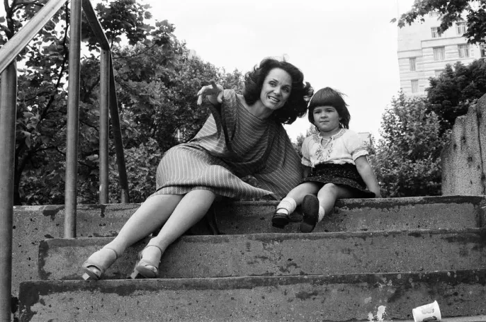 Framed Print : Valerie Harper, American actress and star of TV Series Rhoda, photocall in London Framed Print : Valerie Harper, American actress and star of TV Series Rhoda, photocall in London