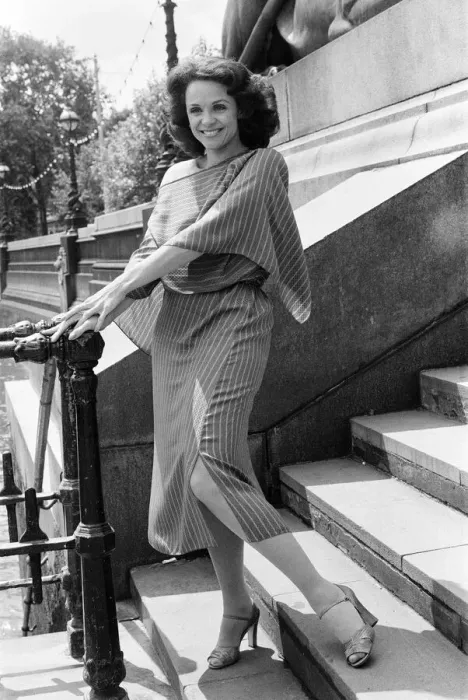 Framed Print : Valerie Harper, American actress and star of TV Series Rhoda, photocall in London Framed Print : Valerie Harper, American actress and star of TV Series Rhoda, photocall in London