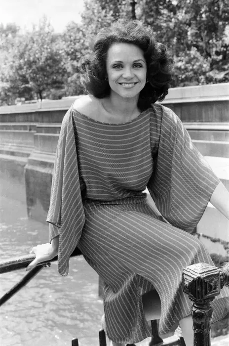 Framed Print : Valerie Harper, American actress and star of TV Series Rhoda, photocall in London Framed Print : Valerie Harper, American actress and star of TV Series Rhoda, photocall in London