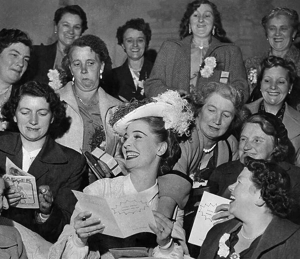 Valerie Hobson with coal miners wives who enjoy an outing organised by the Daily Mirror