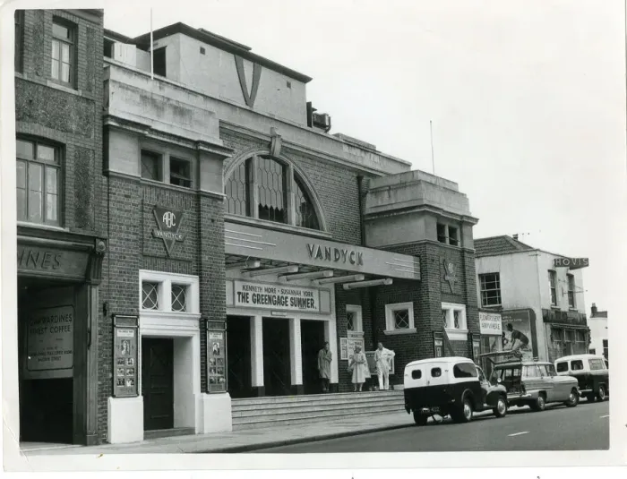 Framed Print : Vandyck Cinema, Fishponds Road, Bristol -1961 showing the film The Greengage Summer ub