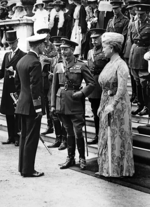 Framed Print : VCs Garden Party: Capt. A. F. Carpanter VC RN being received by King George V