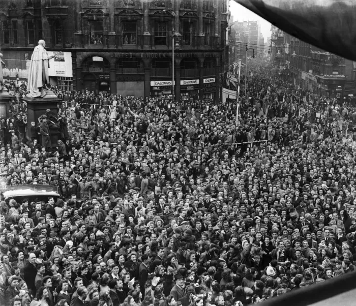 Framed Print : VE DAy Celebrations in Central Birmingham at the end of the Second World War Framed Print : VE DAy Celebrations in Central Birmingham at the end of the Second World War