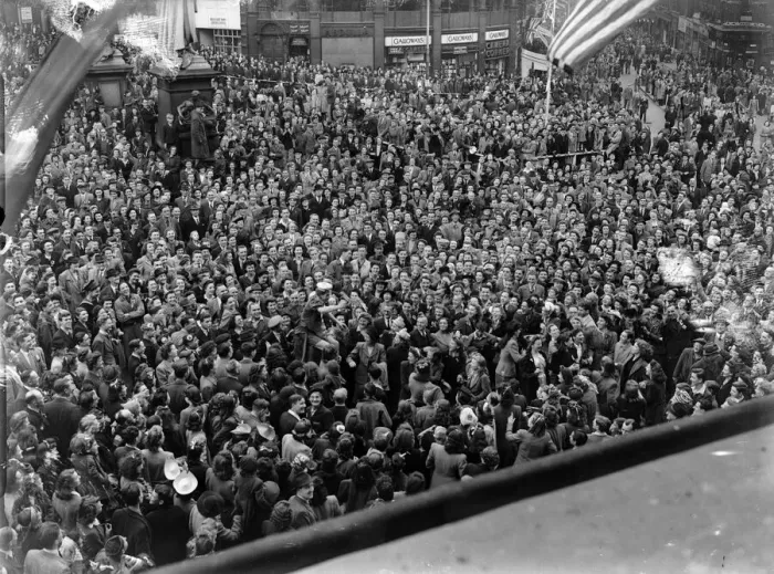 Framed Print : VE Day Celebrations in Central Birmingham at the end of the Second World War Framed Print : VE Day Celebrations in Central Birmingham at the end of the Second World War