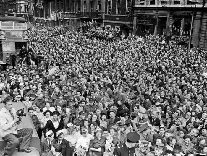 Framed Print : VE Day celebrations in Central London to mark the Allied victory in Europe at the end of