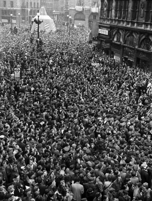 Framed Print : VE Day celebrations in Central London to mark the Allied victory in Europe at the end of Framed Print : VE Day celebrations in Central London to mark the Allied victory in Europe at the end of