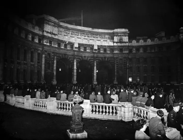 Framed Print : VE Day celebrations in Central London to mark the Allied victory in Europe at the end of