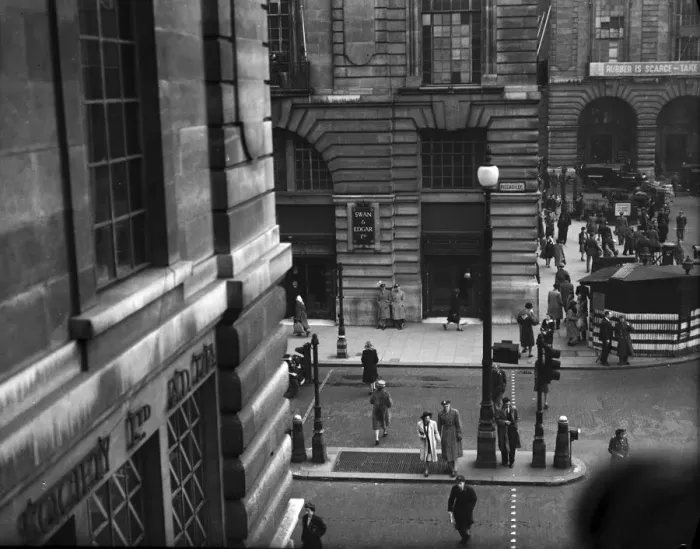Framed Print : VE Day celebrations in Central London to mark the Allied victory in Europe at the end of Framed Print : VE Day celebrations in Central London to mark the Allied victory in Europe at the end of