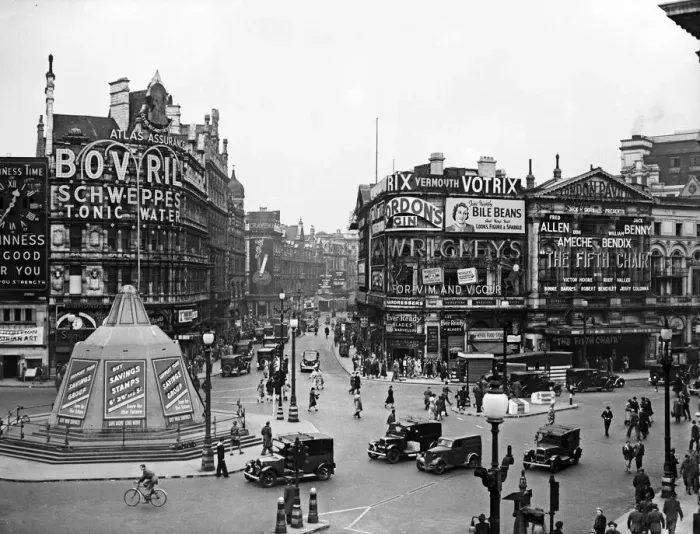Framed Print : VE Day celebrations in Central London to mark the Allied victory in Europe at the end of