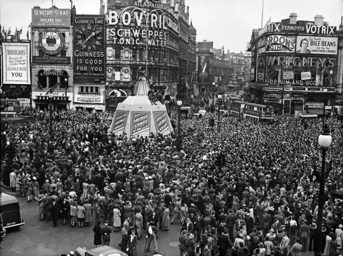 Framed Print : VE Day celebrations in Central London to mark the Allied victory in Europe at the end of