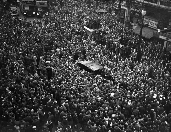 Framed Print : VE Day celebrations in Central London to mark the Allied victory in Europe at the end of Framed Print : VE Day celebrations in Central London to mark the Allied victory in Europe at the end of