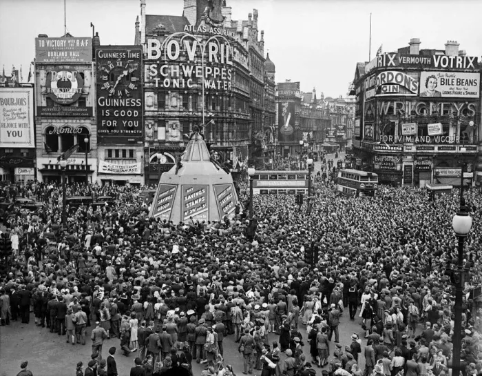Framed Print : VE Day celebrations in Central London to mark the Allied victory in Europe at the end of Framed Print : VE Day celebrations in Central London to mark the Allied victory in Europe at the end of