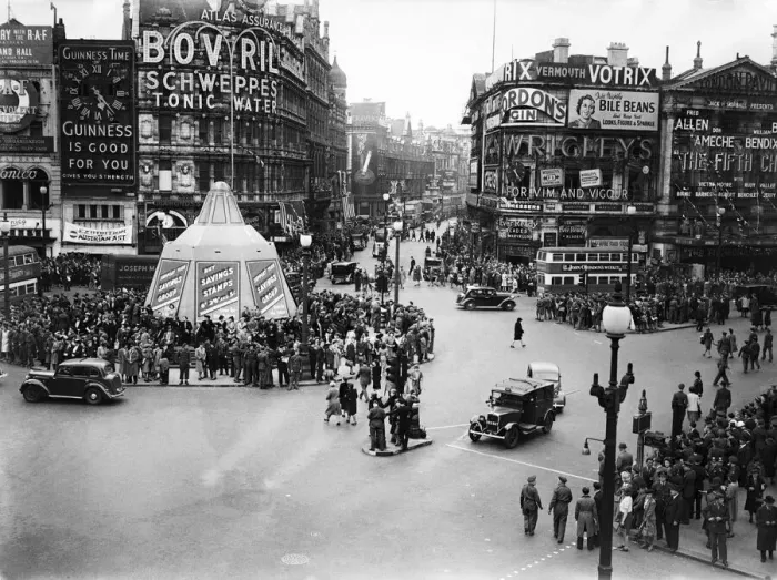 Framed Print : VE Day celebrations in Central London to mark the Allied victory in Europe at the end of