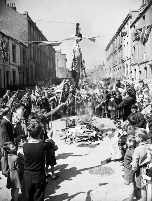 Framed Print : VE Day celebrations in Central London to mark the Allied victory in Europe at the end of Framed Print : VE Day celebrations in Central London to mark the Allied victory in Europe at the end of
