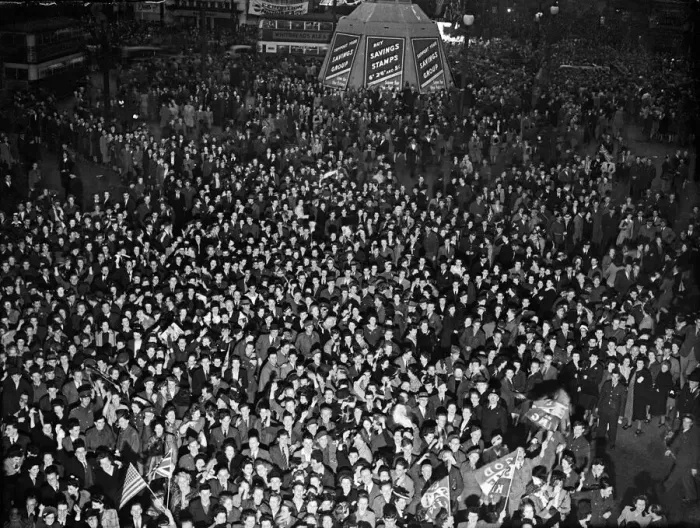 Framed Print : VE Day celebrations in Central London to mark the Allied victory in Europe at the end of Framed Print : VE Day celebrations in Central London to mark the Allied victory in Europe at the end of