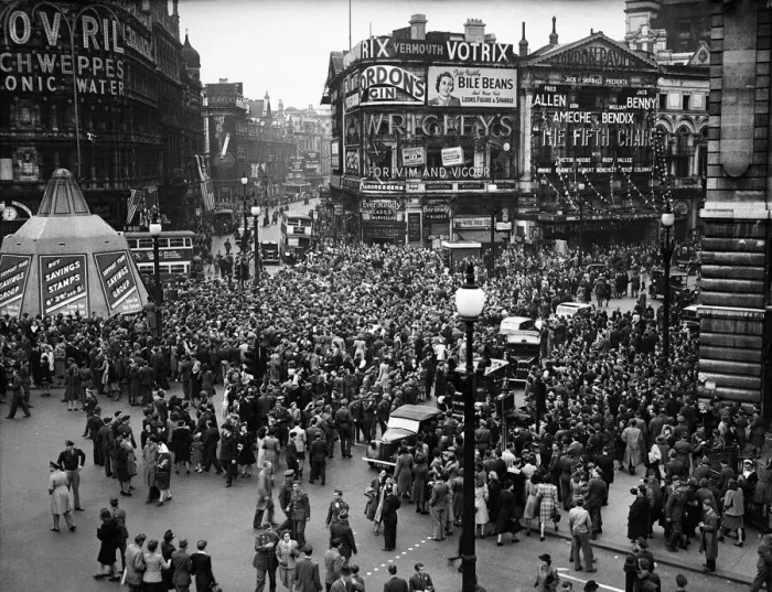 Framed Print : VE Day celebrations in Central London to mark the Allied victory in Europe at the end of Framed Print : VE Day celebrations in Central London to mark the Allied victory in Europe at the end of