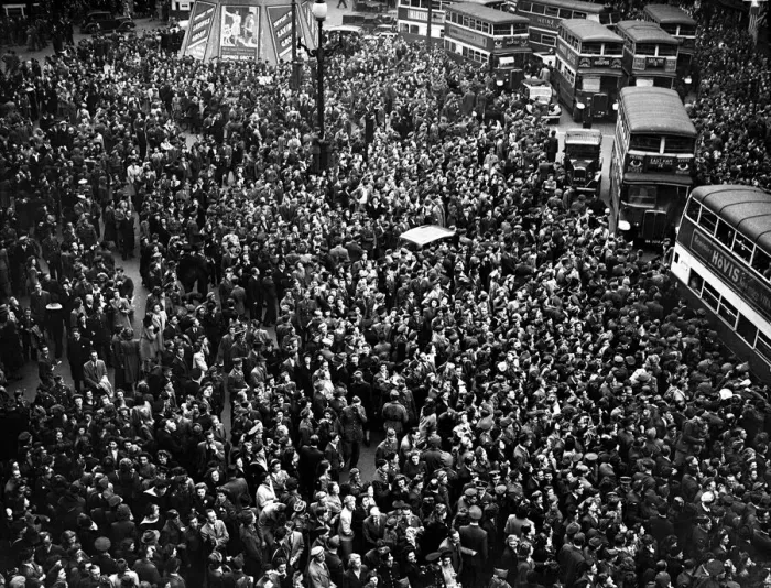 Framed Print : VE Day celebrations in Central London to mark the Allied victory in Europe at the end of Framed Print : VE Day celebrations in Central London to mark the Allied victory in Europe at the end of