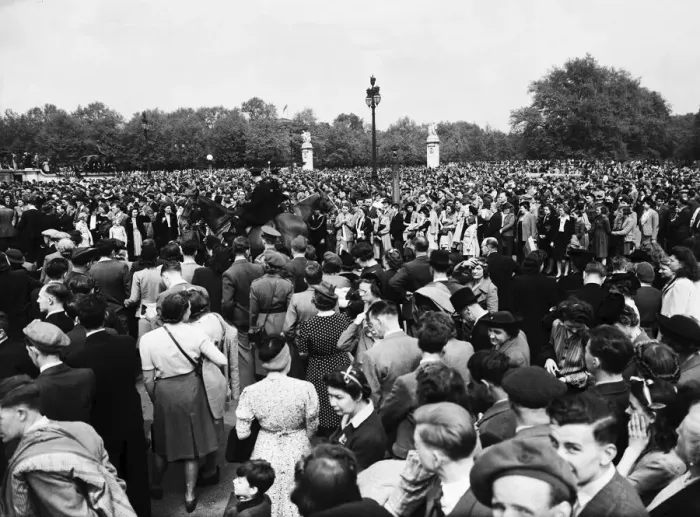 Framed Print : VE Day celebrations in Central London to mark the Allied victory in Europe at the end of
