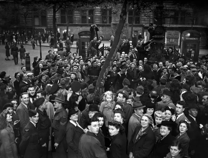 Framed Print : VE Day celebrations in Central London to mark the Allied victory in Europe at the end of
