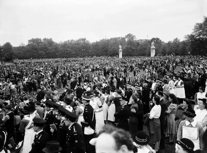 Framed Print : VE Day celebrations in Central London to mark the Allied victory in Europe at the end of Framed Print : VE Day celebrations in Central London to mark the Allied victory in Europe at the end of