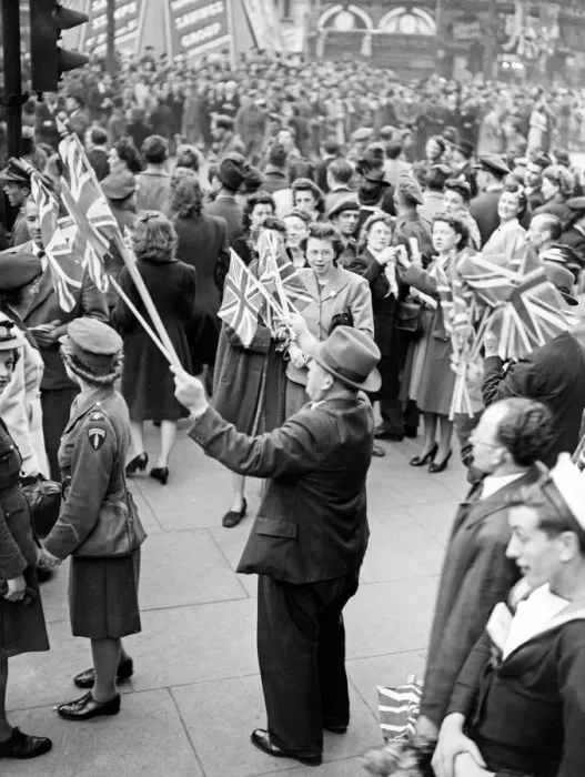 Framed Print : VE Day celebrations in London at the end of the Second World War Framed Print : VE Day celebrations in London at the end of the Second World War