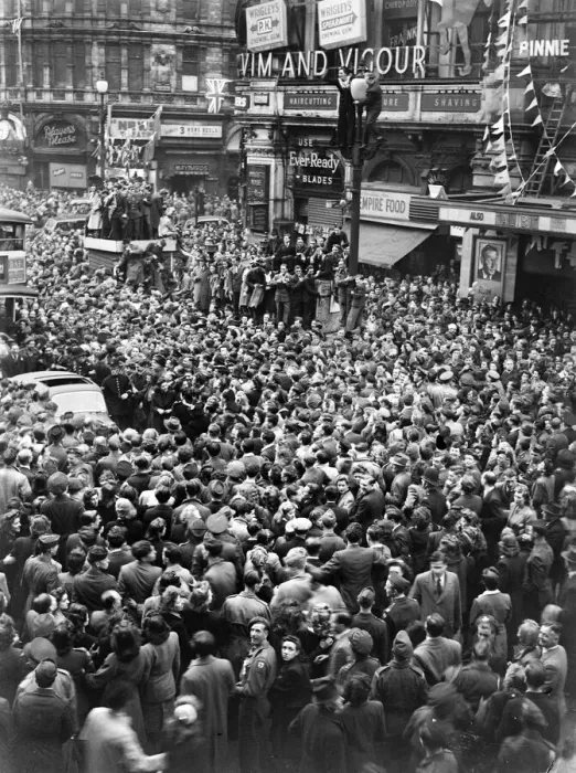 Framed Print : VE Day celebrations in London at the end of the Second World War Framed Print : VE Day celebrations in London at the end of the Second World War