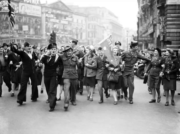 Framed Print : VE Day celebrations in London at the end of the Second World War Framed Print : VE Day celebrations in London at the end of the Second World War