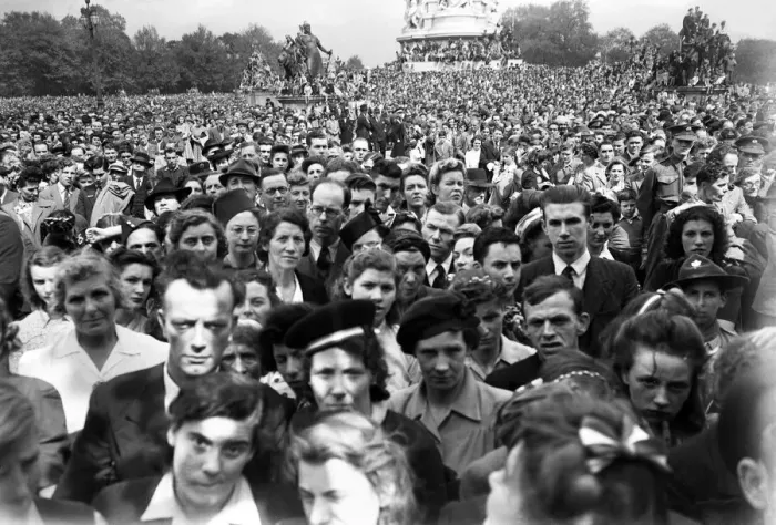 Framed Print : VE Day celebrations in London at the end of the Second World War Framed Print : VE Day celebrations in London at the end of the Second World War