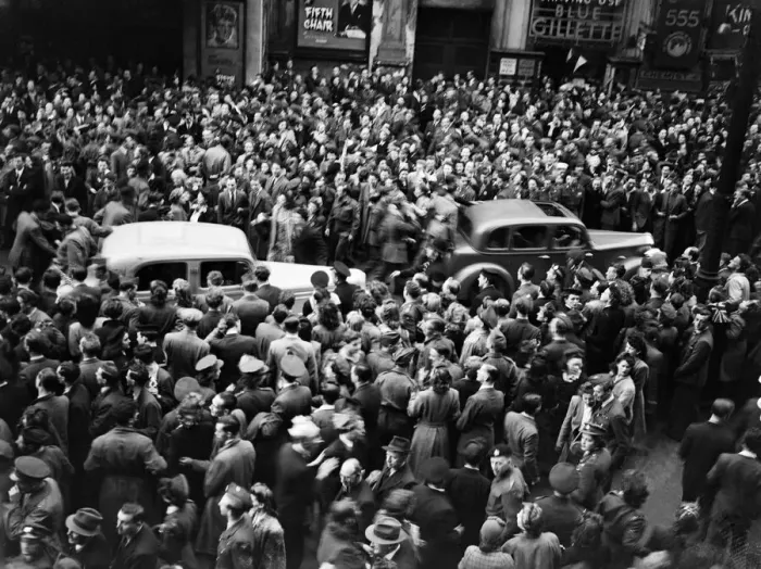 Framed Print : VE Day celebrations in London at the end of the Second World War Framed Print : VE Day celebrations in London at the end of the Second World War
