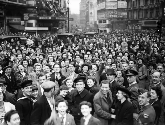 Framed Print : VE Day celebrations in London at the end of the Second World War Framed Print : VE Day celebrations in London at the end of the Second World War