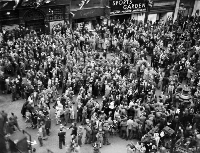 Framed Print : VE Day celebrations in London at the end of the Second World War Framed Print : VE Day celebrations in London at the end of the Second World War